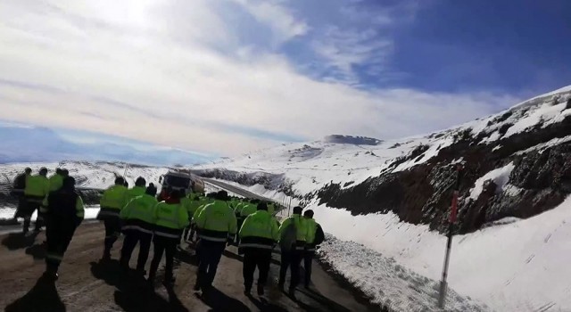 Altın madeni işçileri 15 TLlik zamma tepki için eylem yaptı