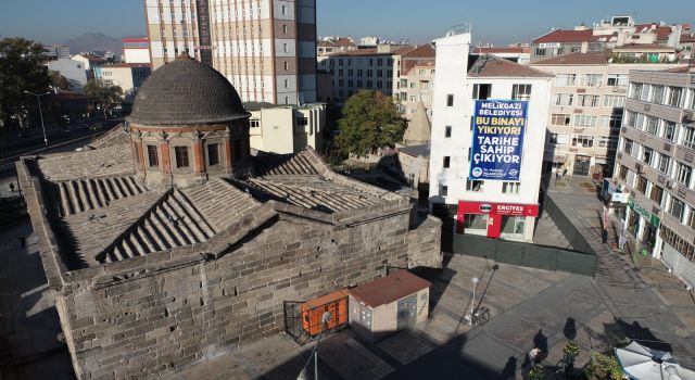 Tarihi Yapının 'Siluetini Bozan' Bina Yıkılacak