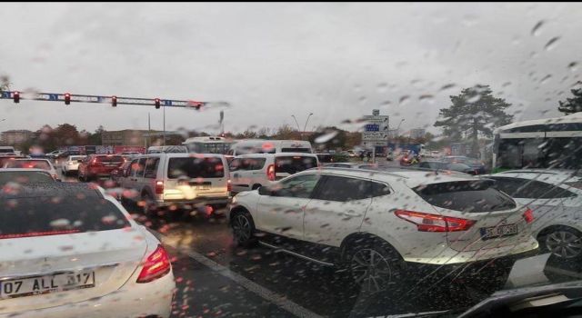 Kayseri'de Yağmur Trafiği Felç Etti