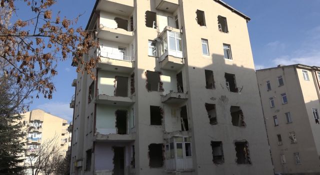 Talas'ta Vatandaşların Yaşadığı Binada Yıkım Çalışması Başladı