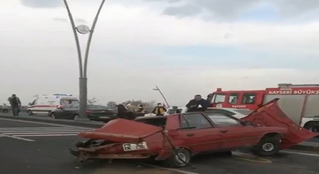 İki Otomobil Çarpıştı: 3 Kişi Yaralandı