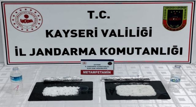 Kuru pasta kutusunda uyuşturucu saklayan 2 kişiye gözaltı 