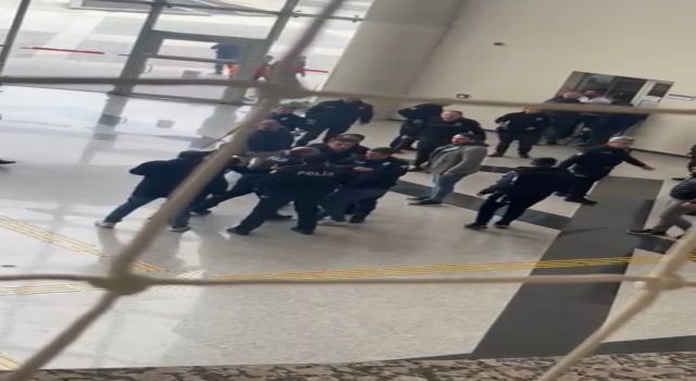 Adliyeye çıkarılan şüpheliyi, hasımları bıçakladı