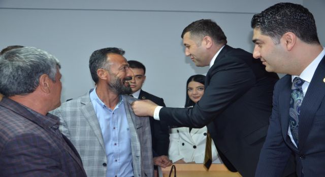 İYİ Parti’den MHP’ye katılan 200 kişiye rozet takıldı