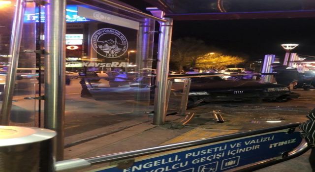 Direksiyon hakimiyetini kaybeden sürücü durağa çarptı