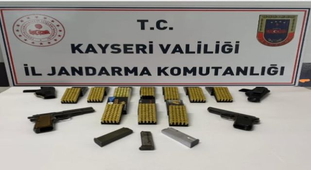 Evinde ruhsatsız tabanca bulunan 2 şüpheli yakalandı
