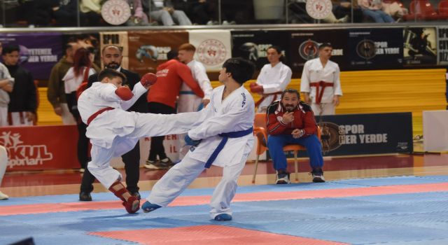 Kayseri Okul Sporları Karate Gençler A-B Grup Birinciliği‘ne ev sahipliği yapıyor