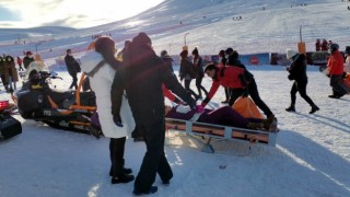 Kayak yaparken yaralanan turistin imdadına jandarma koştu