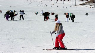 Erciyeste kar kalınlığı 2 metreye yaklaştı, pistler tatilcilerle doldu