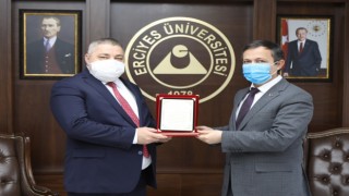 ERÜ Rektörü Çalış tıp literatürüne 3 yeni cerrahi tedavi yöntemi kazandıran Prof. Dr. Abdullah Demirtaşı tebrik etti