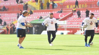 Kayserisporlu futbolcular sahaya ‘Geçmiş Olsun Mensah’ yazılı tişörtlerle çıktılar
