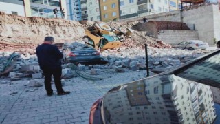 İstinat Duvarı Yıkıldı: Araçlar Zarar Gördü