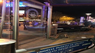 Direksiyon hakimiyetini kaybeden sürücü durağa çarptı