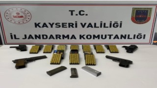 Evinde ruhsatsız tabanca bulunan 2 şüpheli yakalandı 